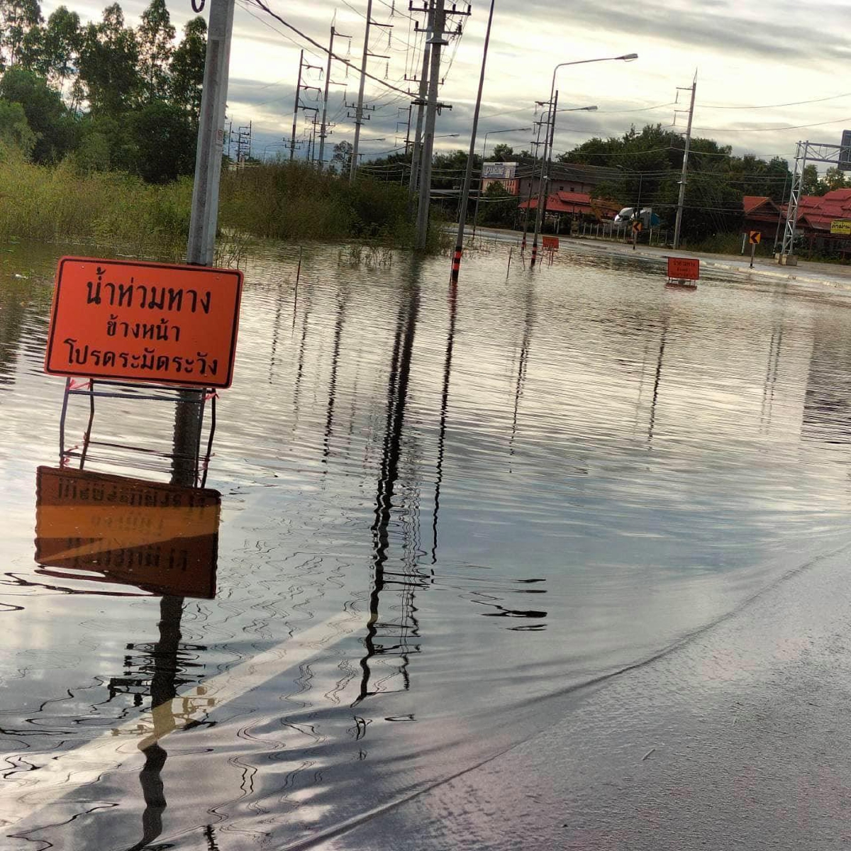 กรมทางหลวง สรุปสถานการณ์น้ำท่วมวันนี้ สัญจรไม่ได้ 8 จังหวัด 18 แห่ง