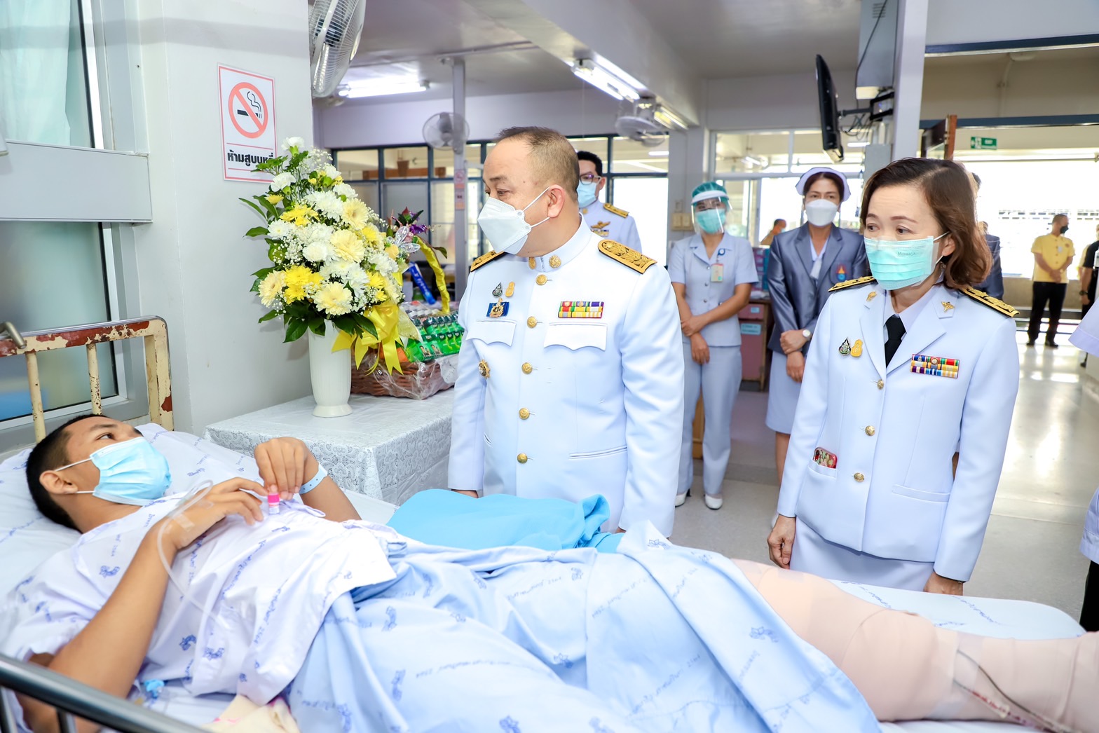 “ในหลวง”พระราชทานดอกไม้ ตะกร้าสิ่งของแก่ ปชช.บาดเจ็บเหตุระเบิดจ. นราธิวาส