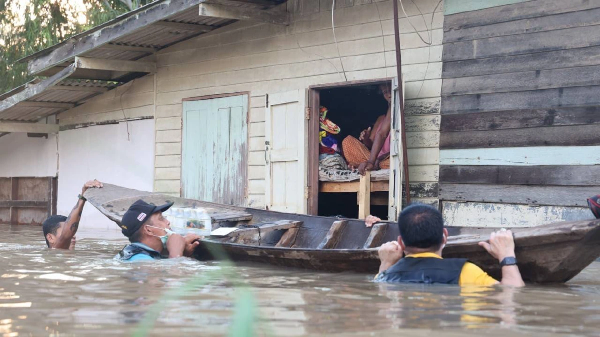 เรือไม่ต้อง "ธรรมนัส" โชว์ลุย"น้ำท่วม" ระดับอก มอบของช่วยชาวบ้าน