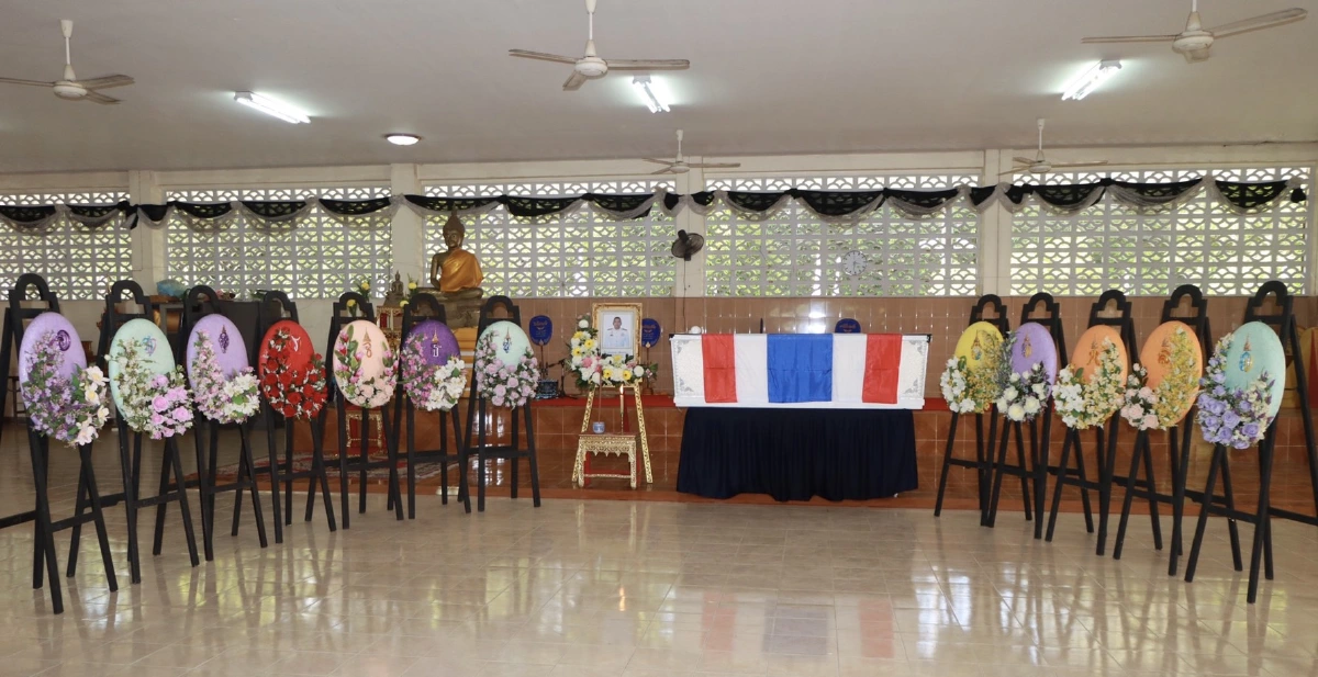 “ในหลวง” พระราชทานพวงมาลาแก่กำลังพลเสียชีวิตขณะปฏิบัติหน้าที่ นราธิวาส