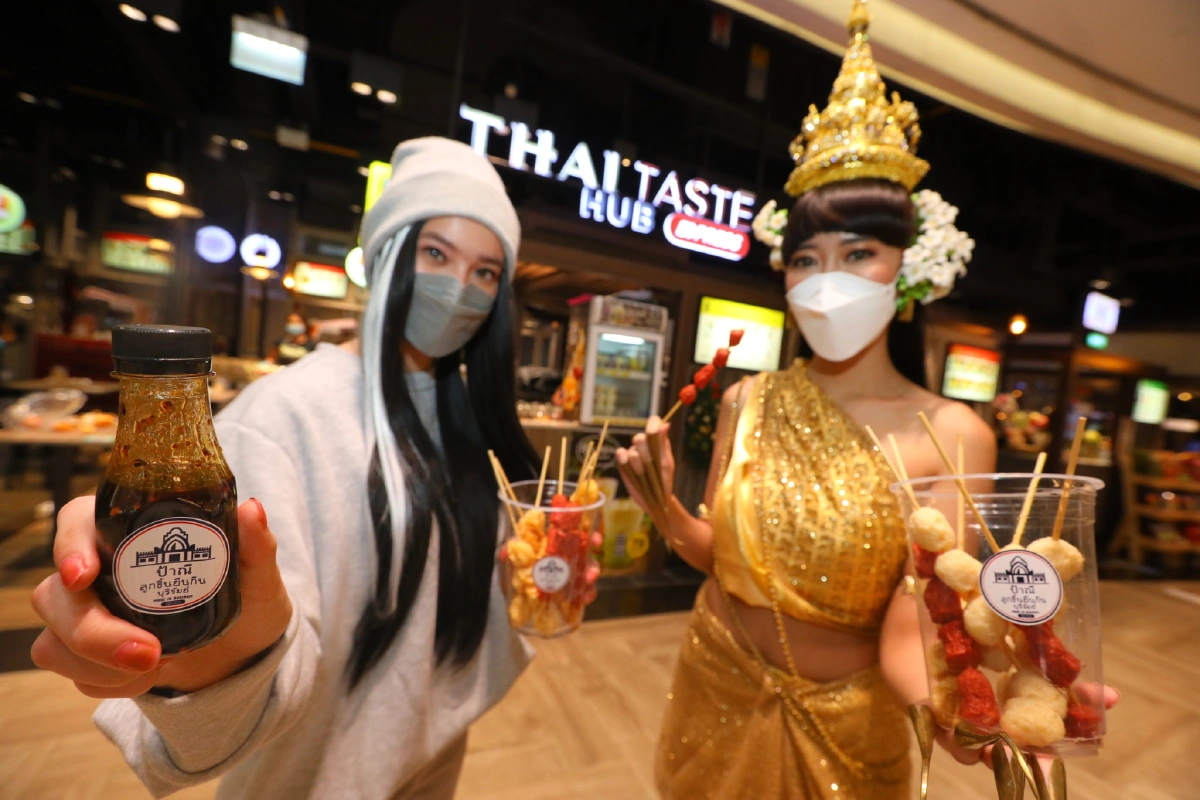 ไทย เทสต์ ฮับ คิง เพาเวอร์ รางน้ำ นำลูกชิ้นยืนกินบุรีรัมย์กับน้ำจิ้มพริกเผาสูตรต้นตำรับลิ้มรสตั้งแต่วันนี้