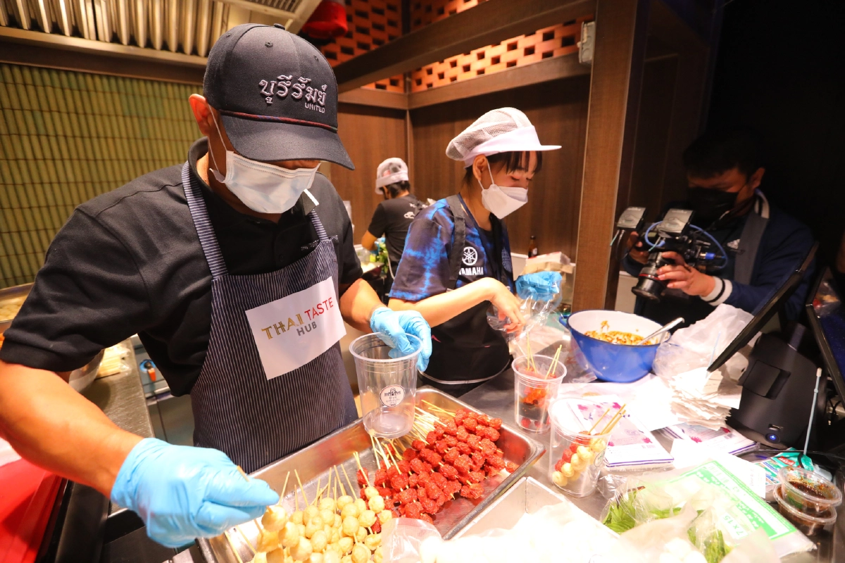 ไทย เทสต์ ฮับ คิง เพาเวอร์ รางน้ำ นำลูกชิ้นยืนกินบุรีรัมย์กับน้ำจิ้มพริกเผาสูตรต้นตำรับลิ้มรสตั้งแต่วันนี้