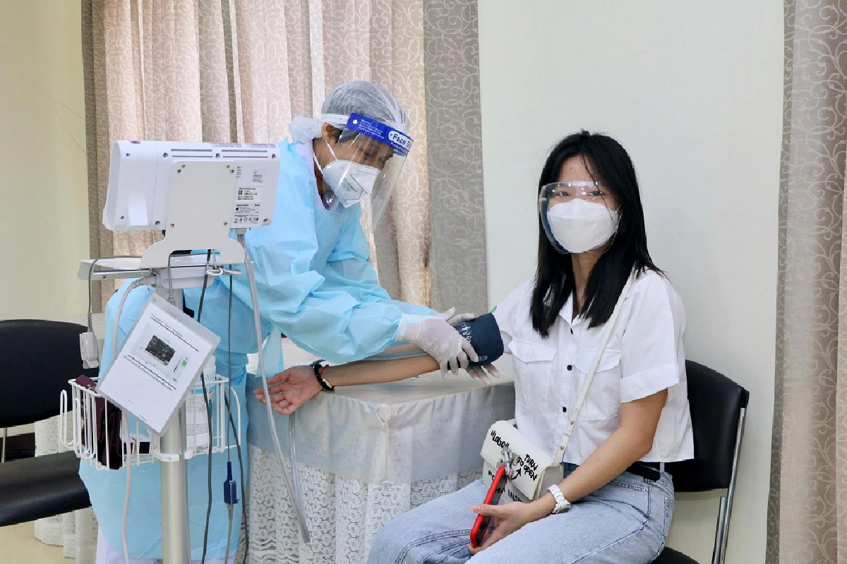 รพ.หัวเฉียวฉีดวัคซีนไฟเซอร์สร้างภูมิคุ้มกันต้านโควิดให้กับนักเรียน