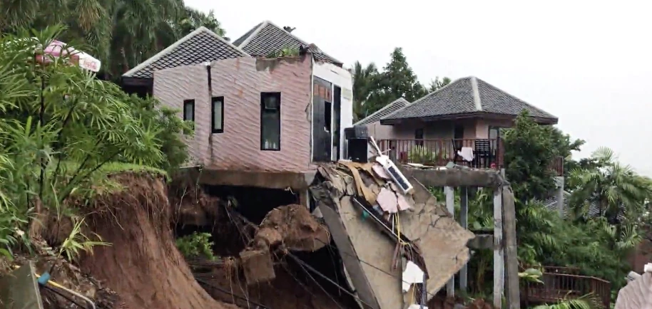 เกาะสมุยฝนตกหนัก ทำดินสไลด์ห้องพักโรงแรมดังพังถล่ม 7 ห้อง