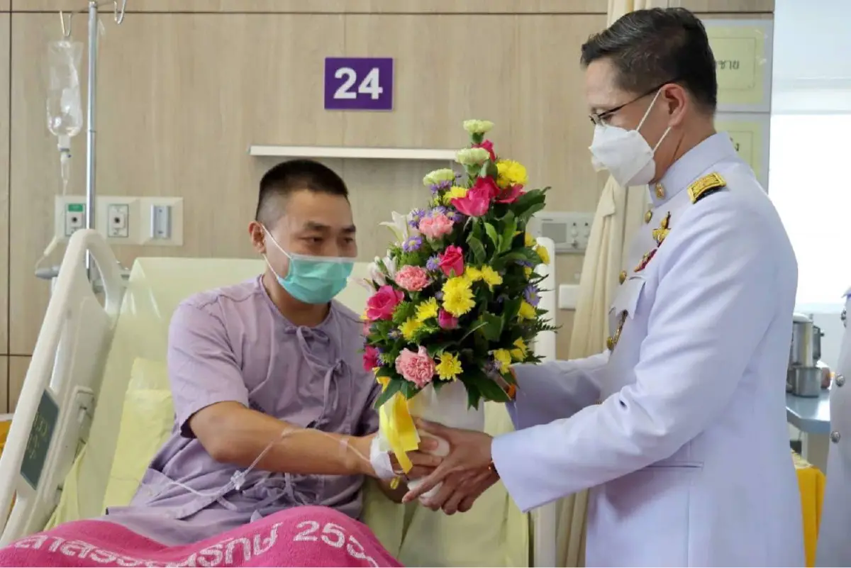 “ในหลวง” พระราชทานดอกไม้ ตะกร้าสิ่งของ แก่ตำรวจบาดเจ็บ