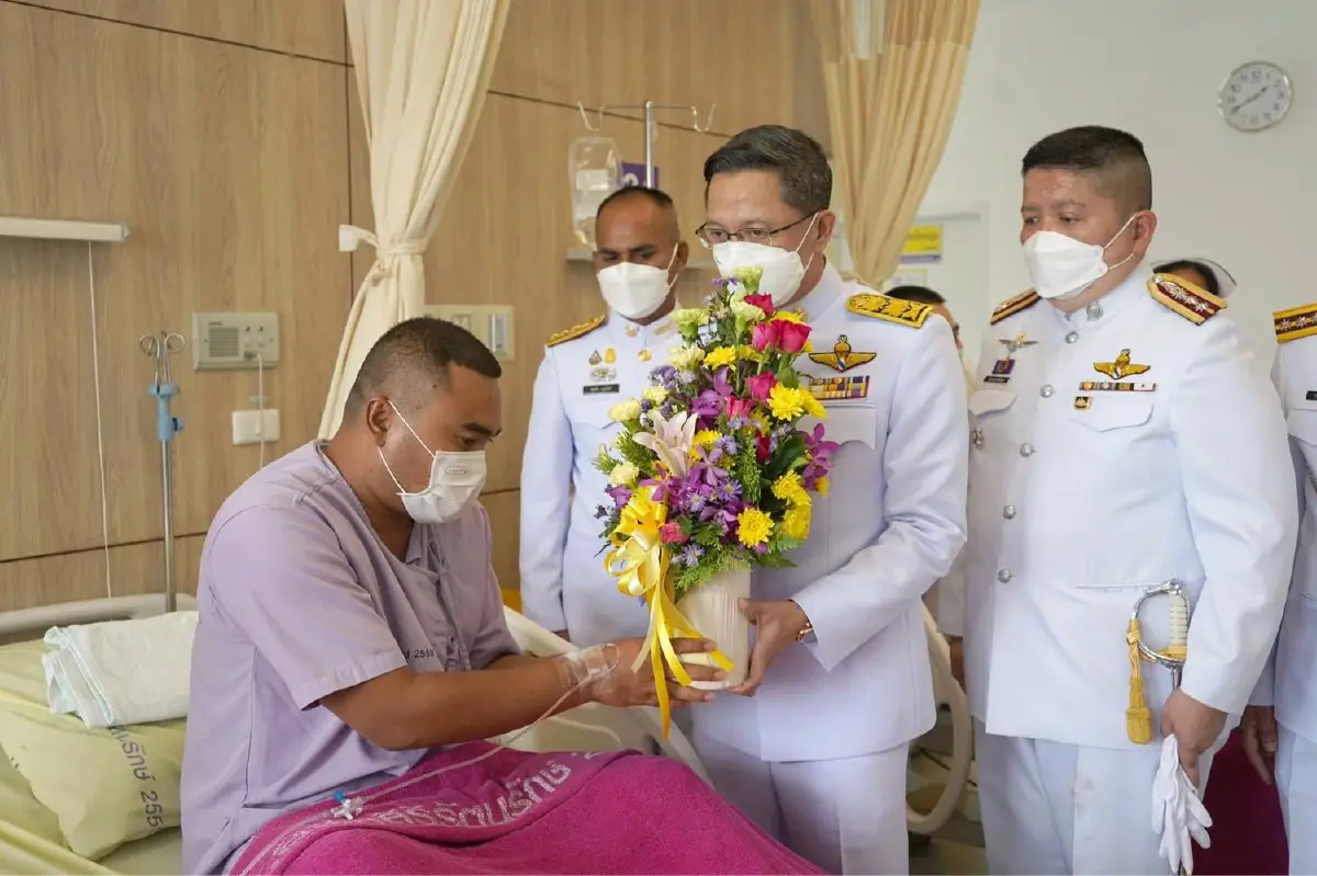 “ในหลวง” พระราชทานดอกไม้ ตะกร้าสิ่งของ แก่ตำรวจบาดเจ็บ
