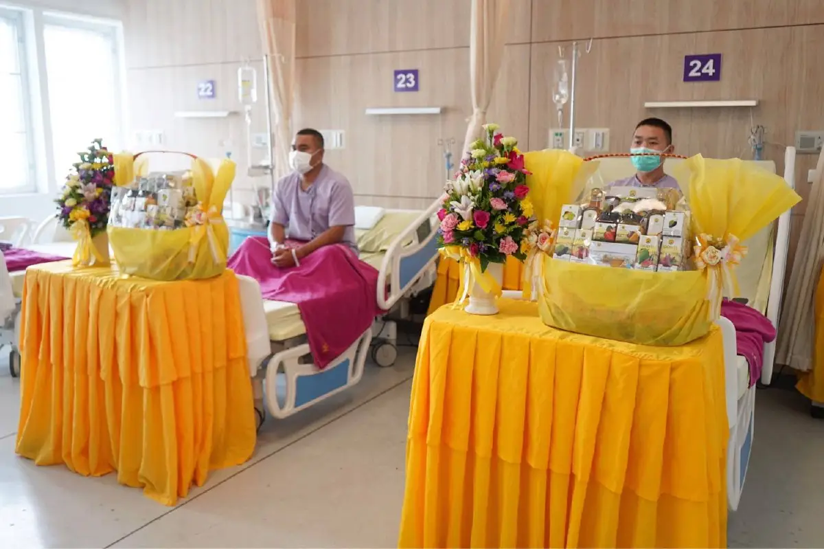 “ในหลวง” พระราชทานดอกไม้ ตะกร้าสิ่งของ แก่ตำรวจบาดเจ็บ