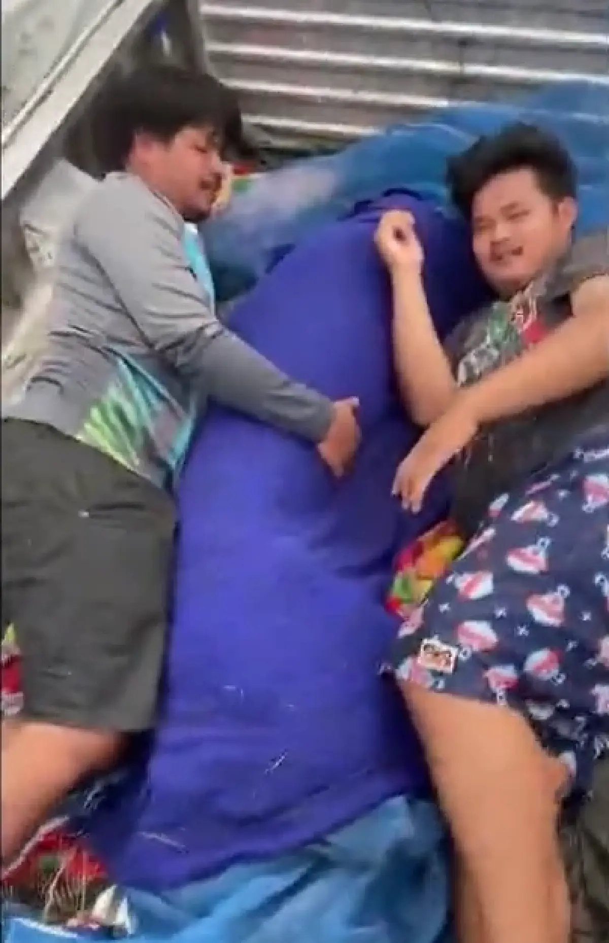 ฮือฮา ชาวบ้านล้อมจับ "ปลาช่อนยักษ์" ตัวใหญ่กว่าคน  มีคนขอซื้อให้ราคา3หมื่น