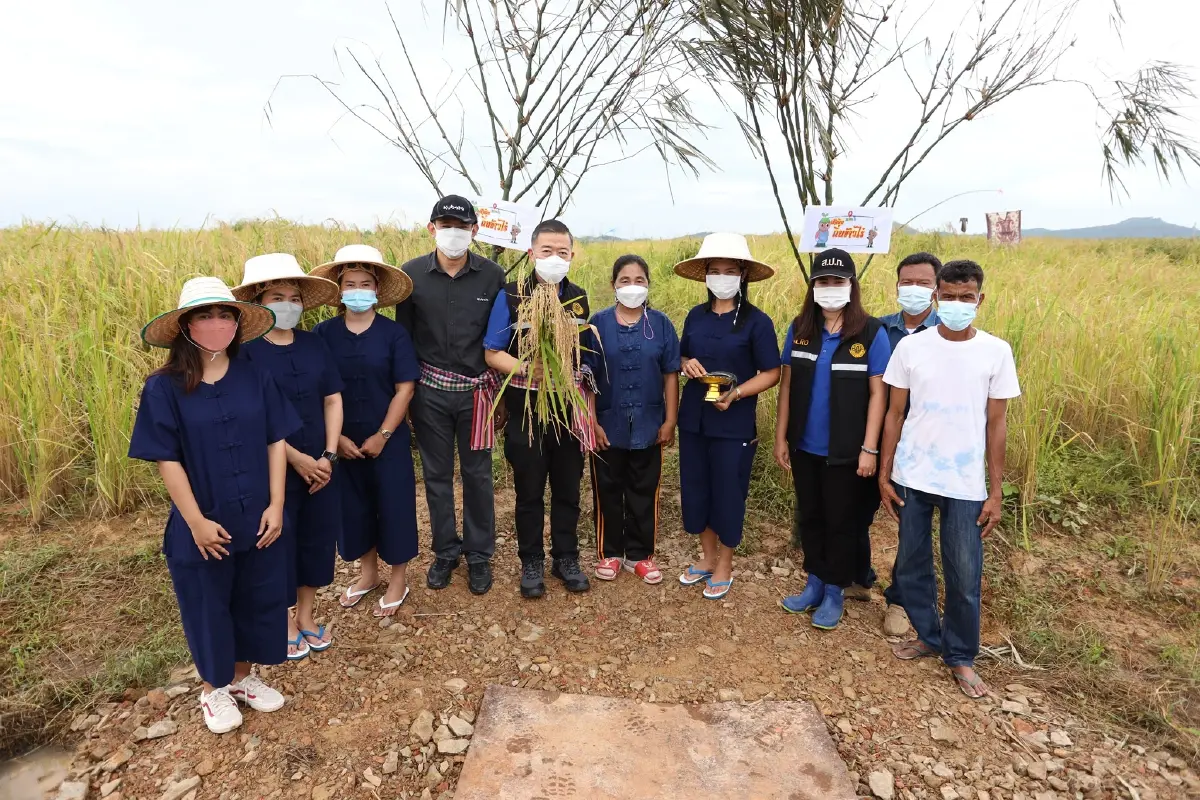 เยี่ยมชมกลุ่ม “พอ กะ เพียง” ผสานเทคโนโลยีพัฒนาแปลง คทช. หงษ์เจริญ