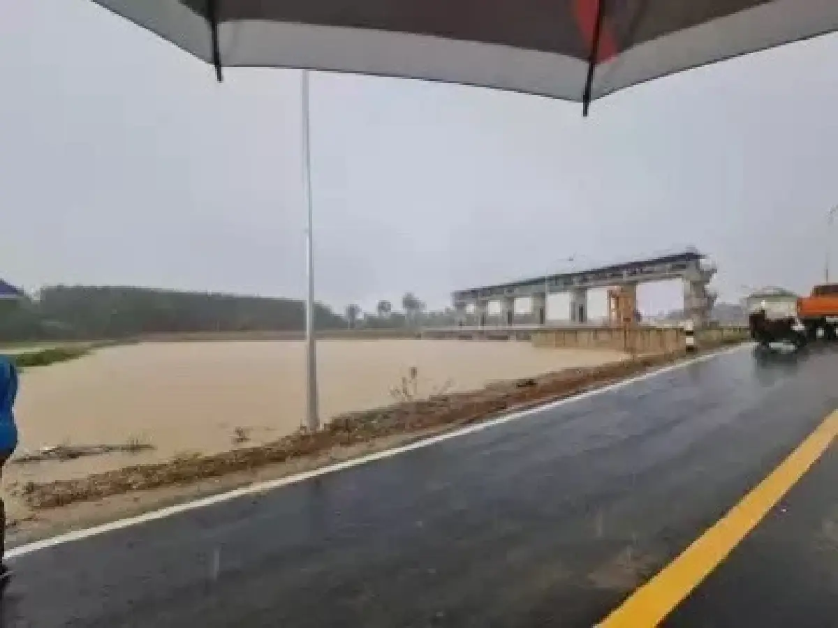 กรมชลฯ สั่งช่วยชุมพรระบาย "น้ำท่วม" ถนนทั้งขาล่อง-ขาขึ้น กทม.