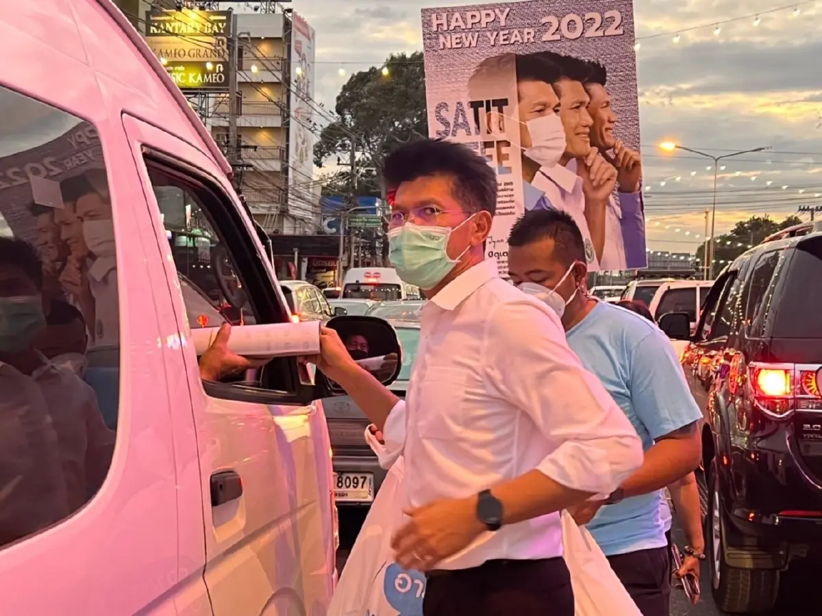 เพื่อประชาชน "รัฐมนตรี" เดินแจกปฏิทินตามแยกตอนรถติดไฟแดง