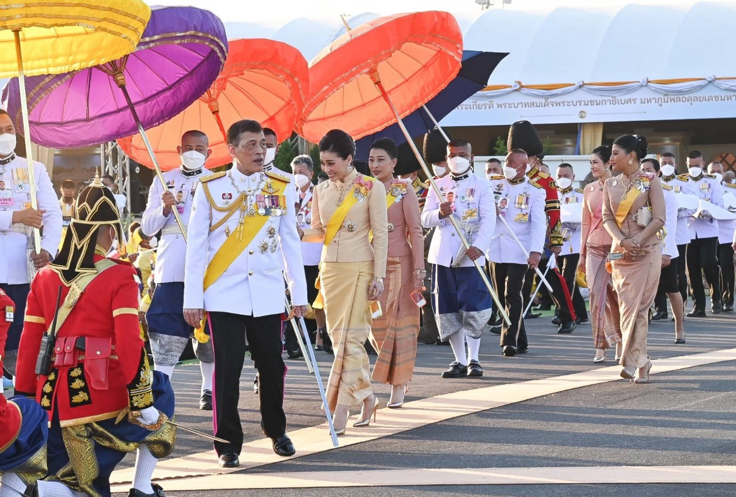 ประมวลภาพ ในหลวง-ราชินี ทรงประกอบพิธีวางศิลาฤกษ์แท่นฐานพระบรมราชานุสาวรีย์ ร.9
