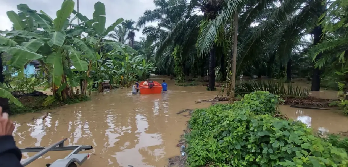 น้ำป่าทะลักท่วมบ้านเรือนชาว อ.สิชล เร่งขนย้ายผู้สูงอายุหนี