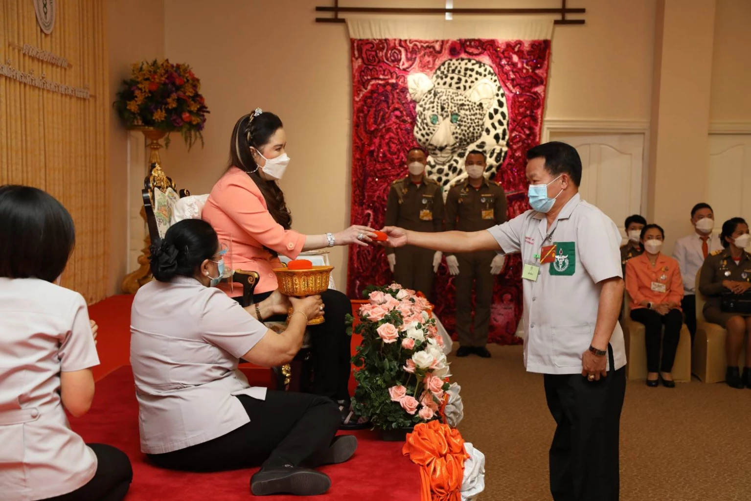 กรมพระศรีสวางควัฒนฯ พระราชทานเข็มที่ระลึกแก่สมาชิก พอ.สว.
