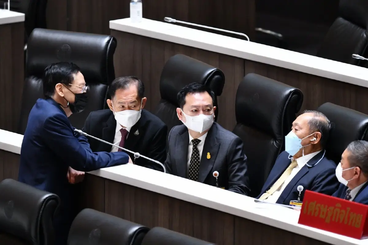 "ธรรมนัส" นำส.ส.เศรษฐกิจไทย ร่วมประชุมรัฐสภา นั่งขั้วรัฐบาล