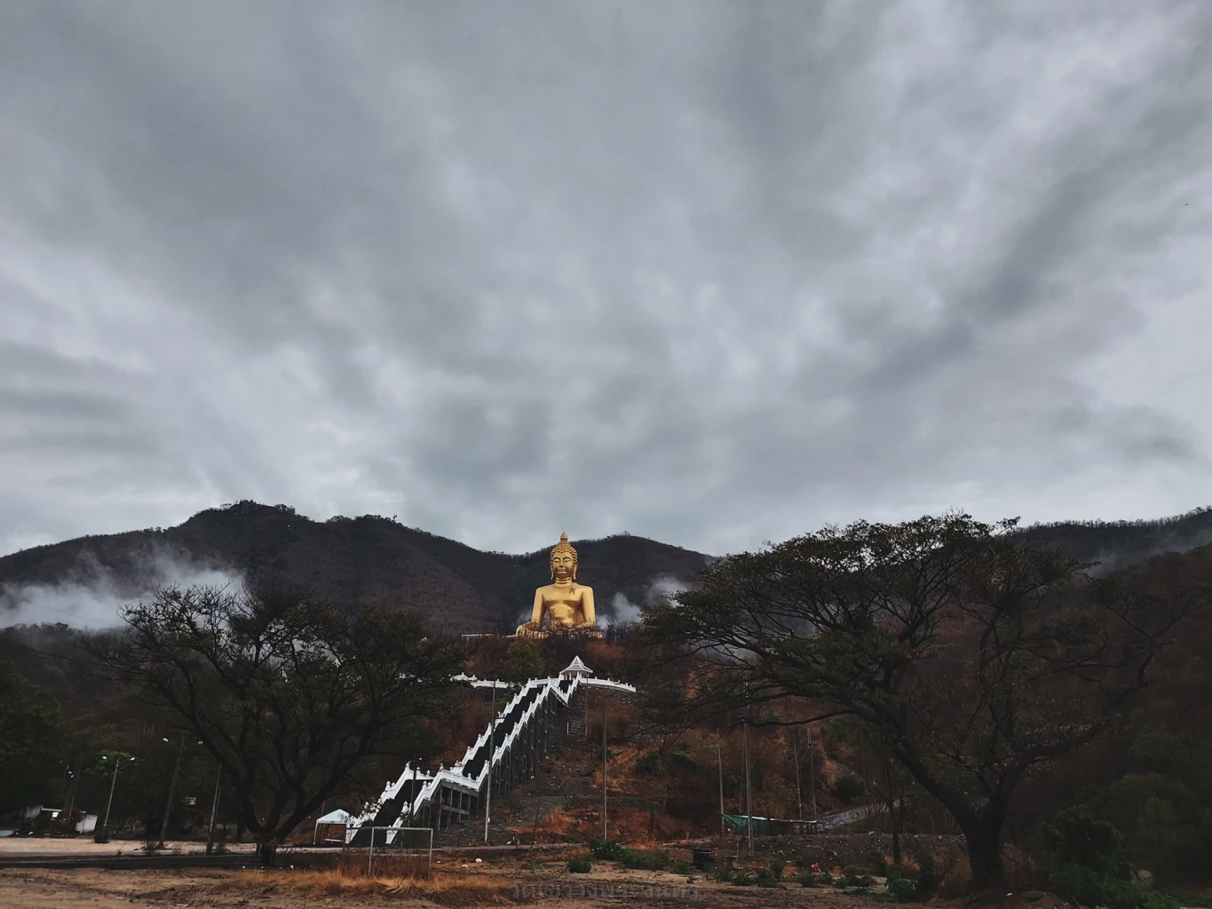 "เขาวงพระจันทร์" เปิดแล้ว พิชิตบันได 3,790 ขั้น นมัสการรอยพระพุทธบาท