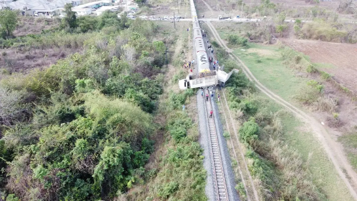 ด่วน !! เกิดเหตุรถไฟท่องเที่ยวเขื่อนป่าสักชลสิทธิ์ ชนรถบรรทุกพ่วง เจ็บ 3