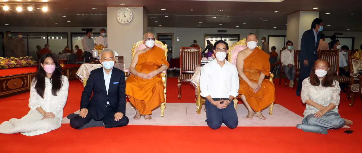 “สุวัจน์” ทำบุญวันเกิด 67 ปี วัดไตรมิตร ขอพรพระให้ประเทศชาติพ้นวิกฤต