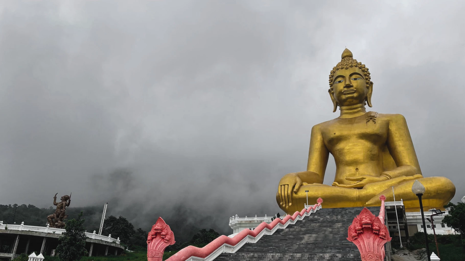 "เขาวงพระจันทร์" เปิดแล้ว พิชิตบันได 3,790 ขั้น นมัสการรอยพระพุทธบาท