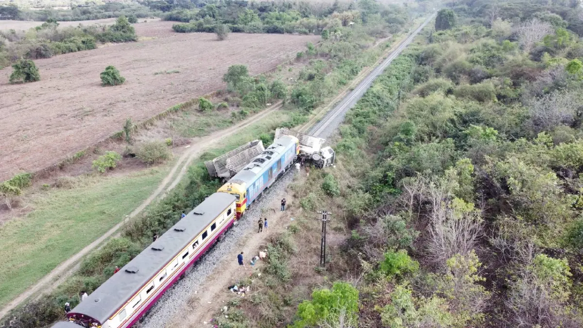 ด่วน !! เกิดเหตุรถไฟท่องเที่ยวเขื่อนป่าสักชลสิทธิ์ ชนรถบรรทุกพ่วง เจ็บ 3