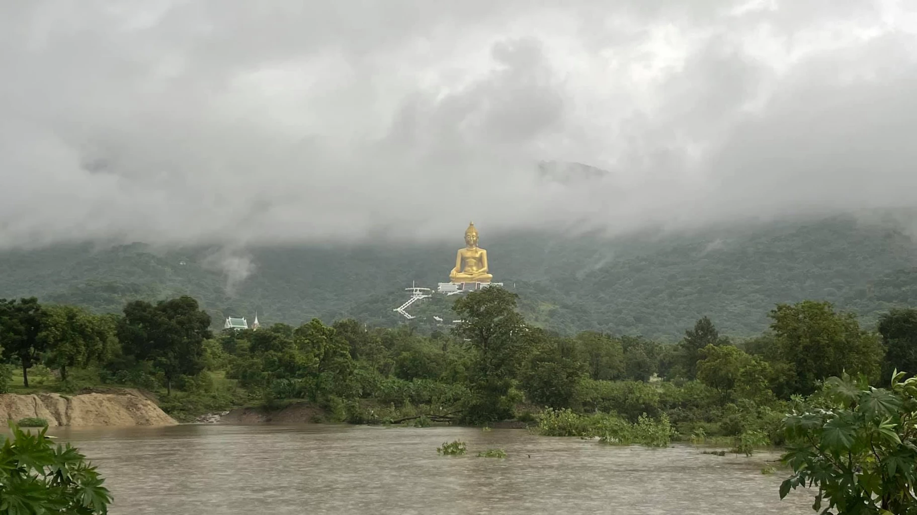 "เขาวงพระจันทร์" เปิดแล้ว พิชิตบันได 3,790 ขั้น นมัสการรอยพระพุทธบาท
