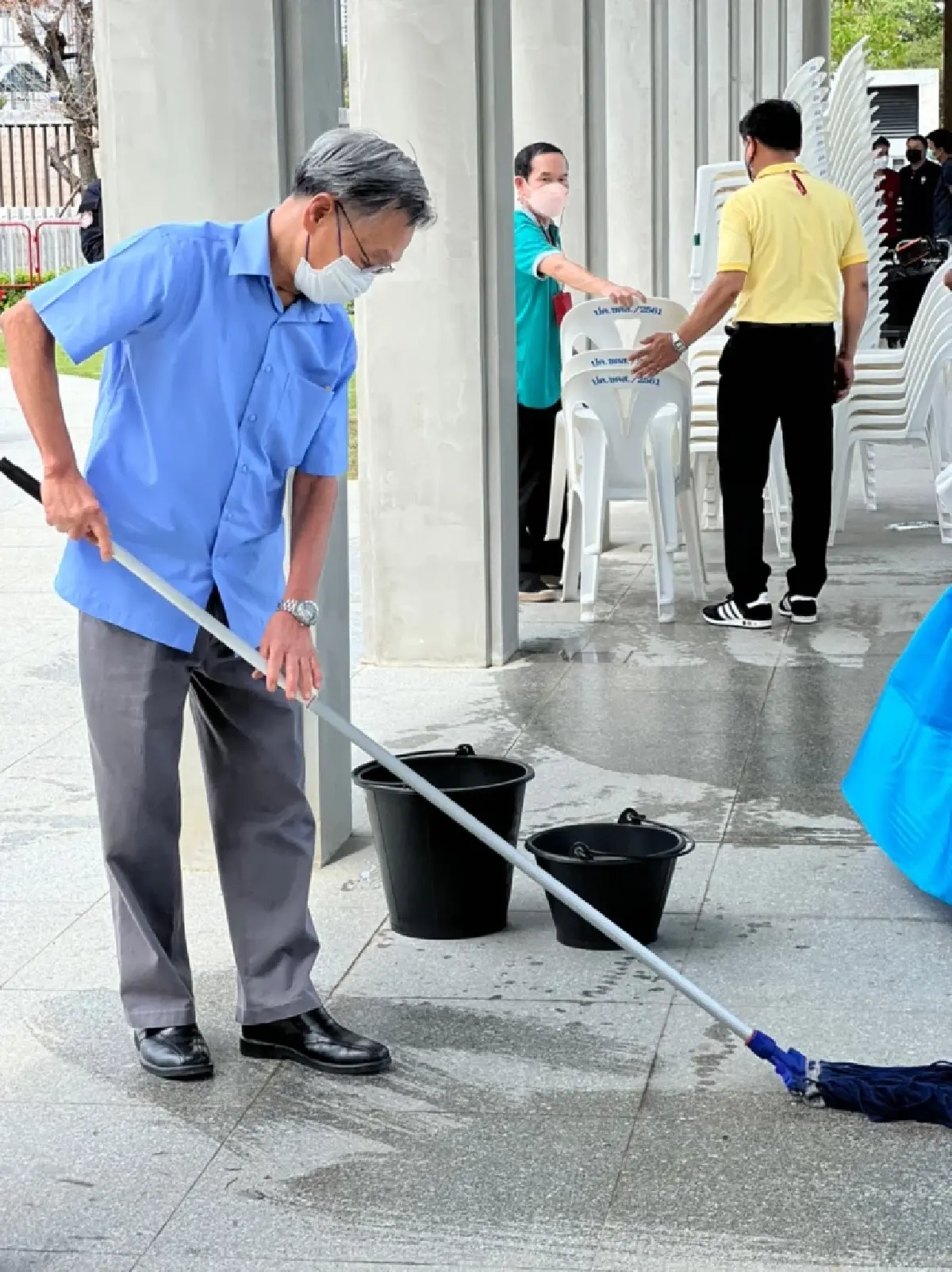 แห่แชร์ภาพ "ชวน หลีกภัย" สวมบทพ่อบ้านเตรียมงานสภา