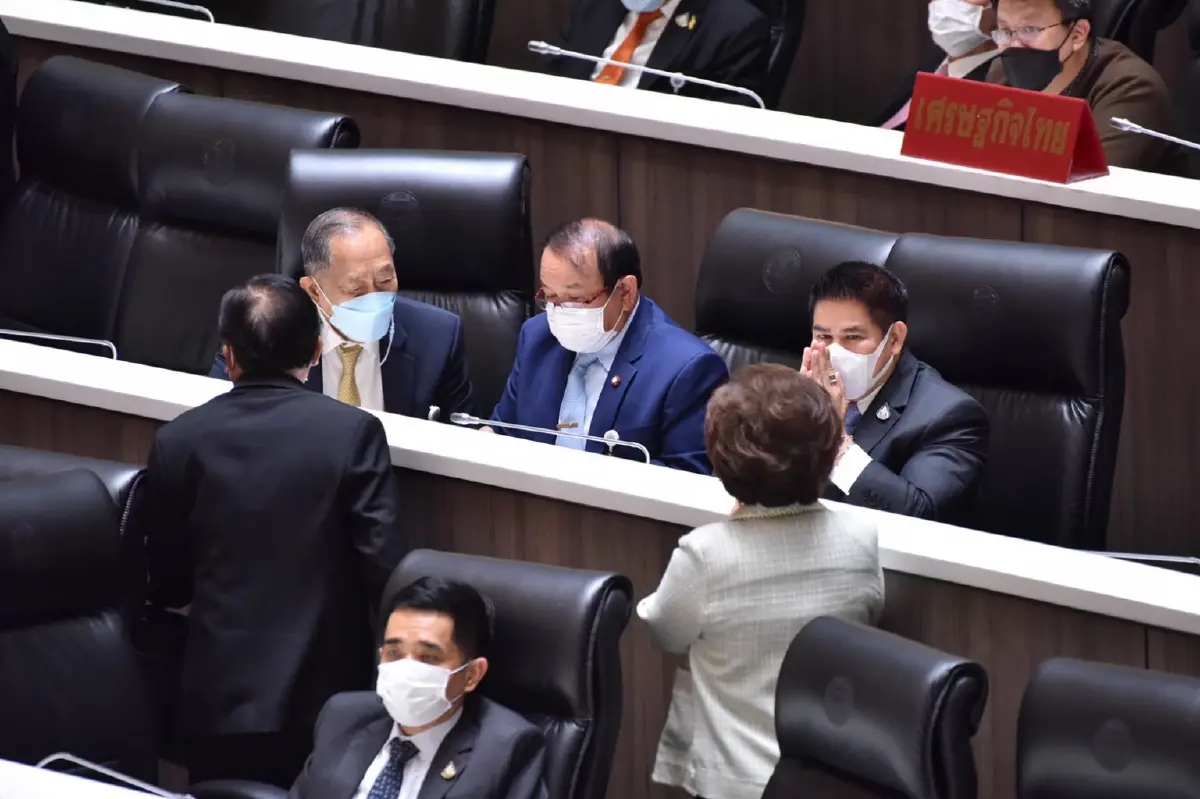 "ธรรมนัส" นำส.ส.เศรษฐกิจไทย ร่วมประชุมรัฐสภา นั่งขั้วรัฐบาล