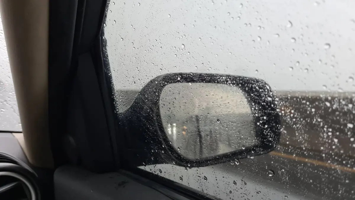 ทำไมควรเปิดไฟขับรถ เมื่อฝนตก ... ปิดไฟ ผลร้ายมากกว่าที่คิด