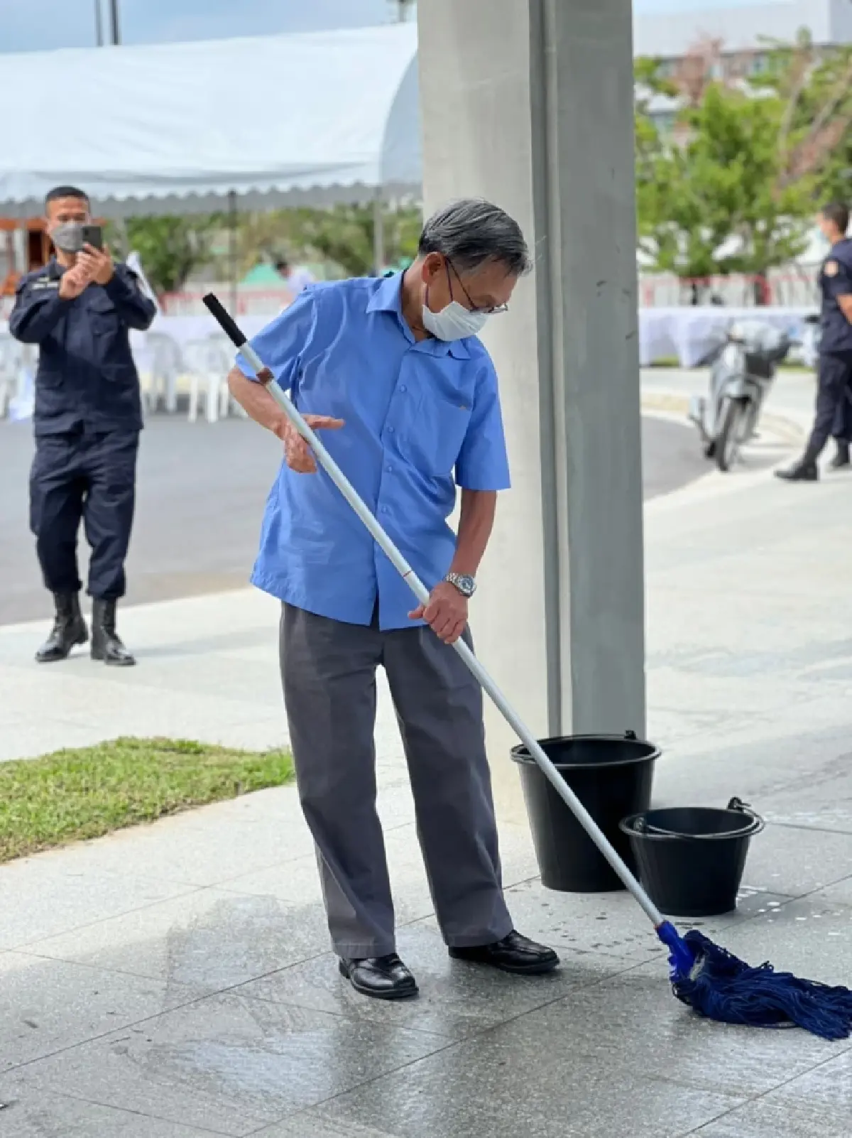 แห่แชร์ภาพ "ชวน หลีกภัย" สวมบทพ่อบ้านเตรียมงานสภา