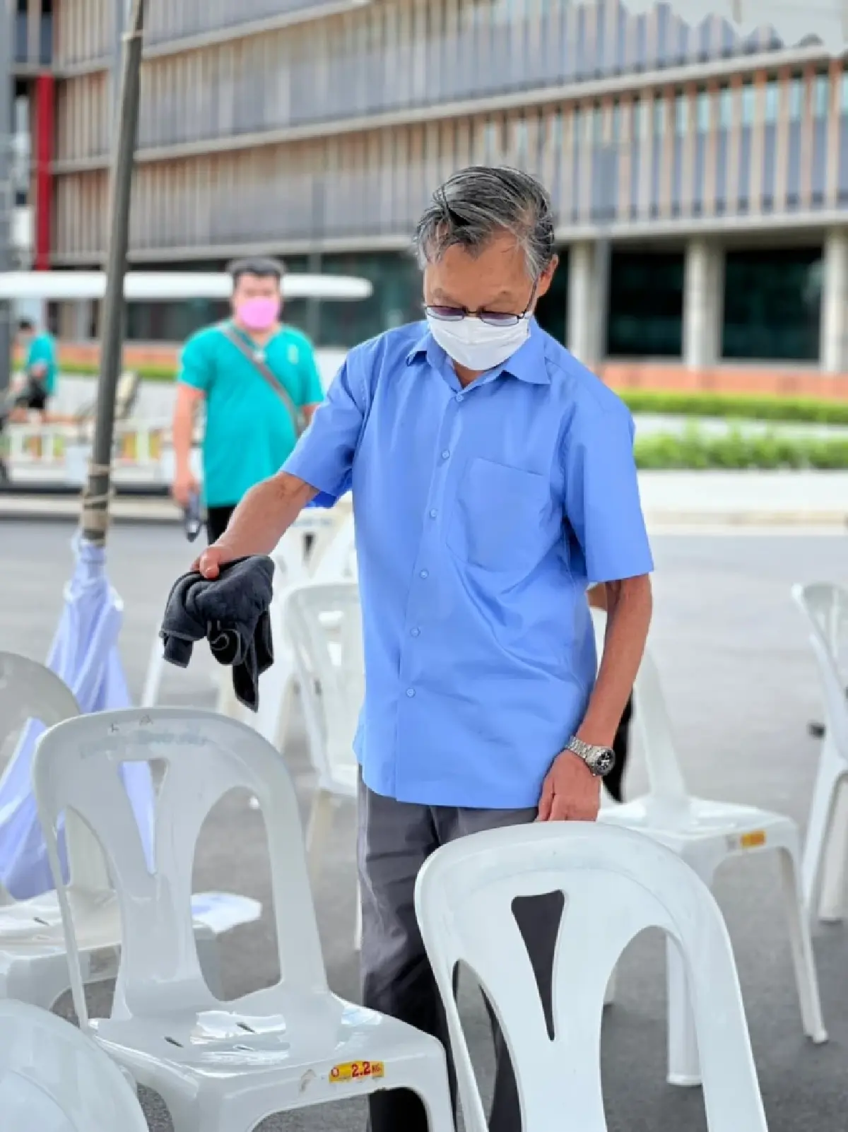 แห่แชร์ภาพ "ชวน หลีกภัย" สวมบทพ่อบ้านเตรียมงานสภา