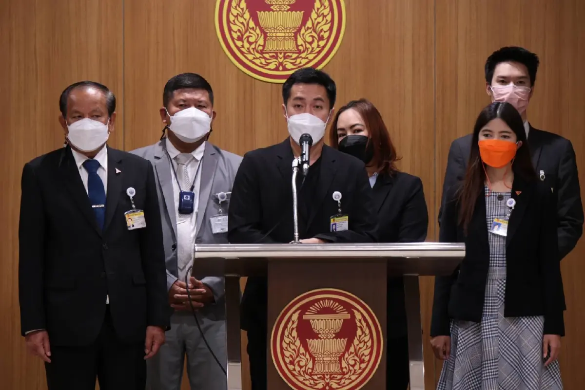 “ก้าวไกล” ลุยยื่น กมธ.ป.ป.ช.ฟันรัฐบาลพ่วงฟ้องแพ่ง ปกปิดโรคระบาดทำหมูแพง