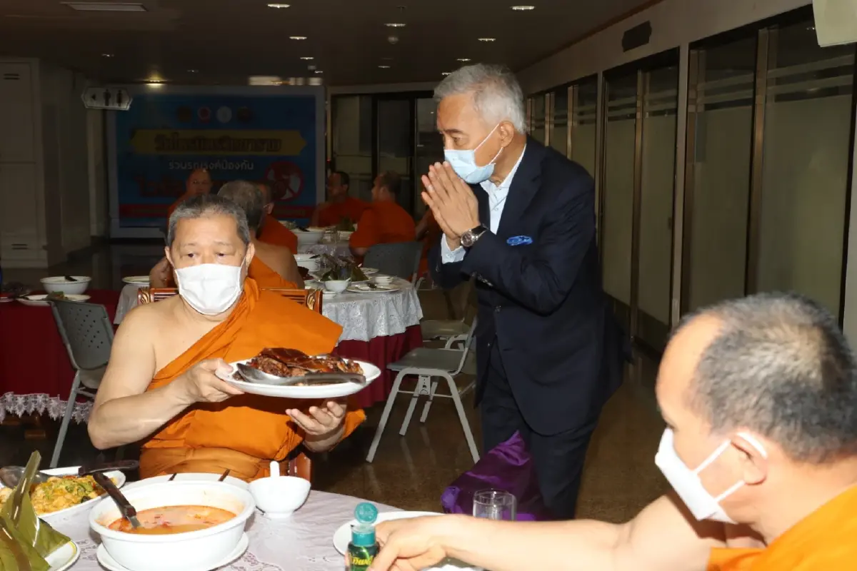 “สุวัจน์” ทำบุญวันเกิด 67 ปี วัดไตรมิตร ขอพรพระให้ประเทศชาติพ้นวิกฤต