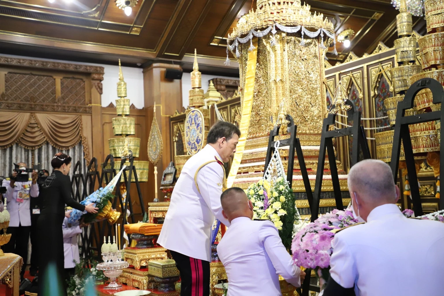 ในหลวง พระราชทานน้ำหลวงสรงศพ สมเด็จพระวันรัต (จุนท์ พรหมคุตโต)