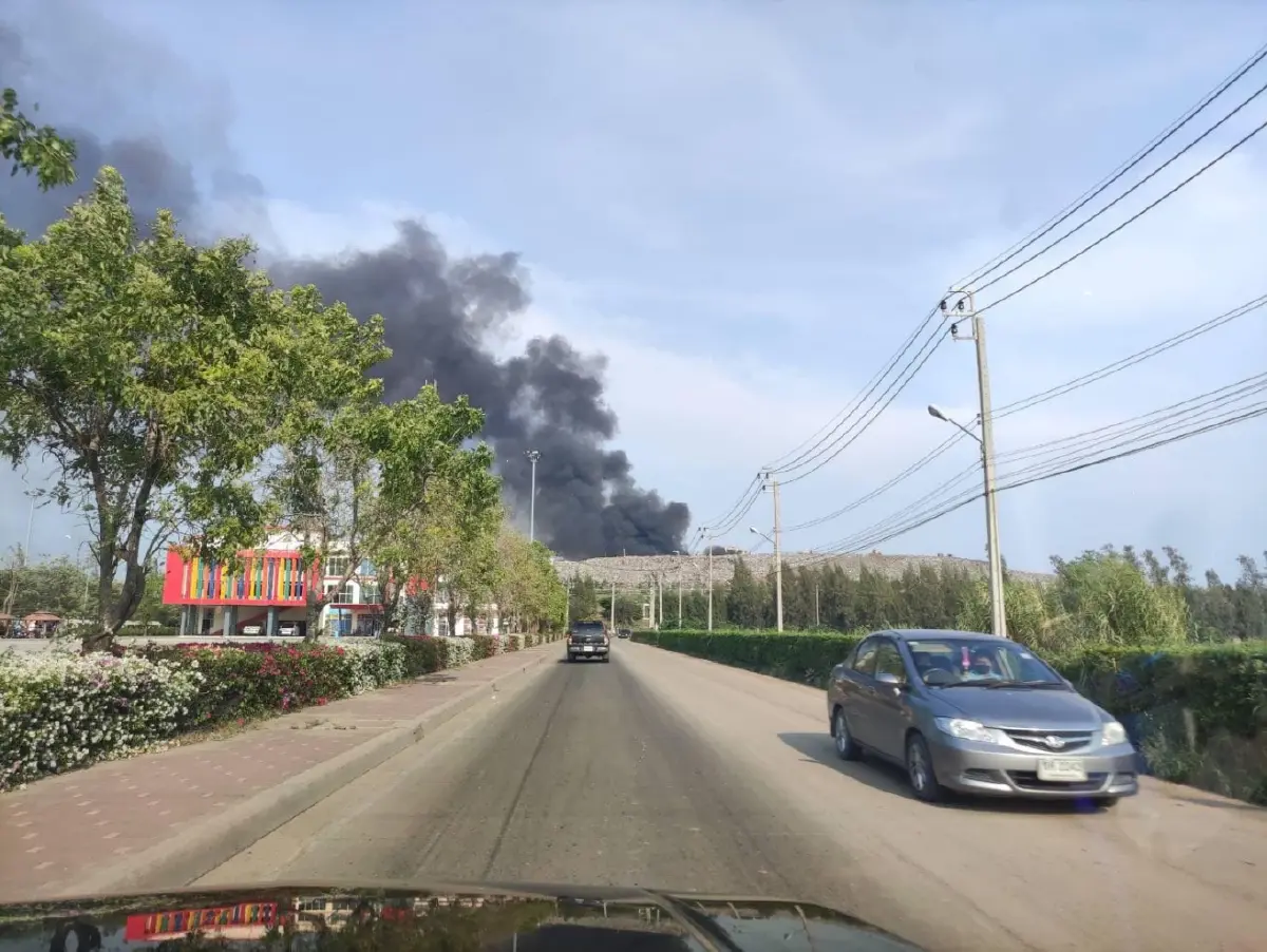 เกิดเหตุไฟไหม้บ่อขยะ ซ.ขจรวิทย์ ถ.แพรกษา เร่งฉีดน้ำสกัด