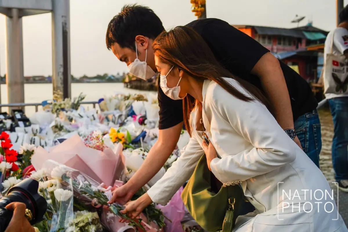 แฟนคลับแห่วางดอกไม้อาลัย "แตงโม นิดา"