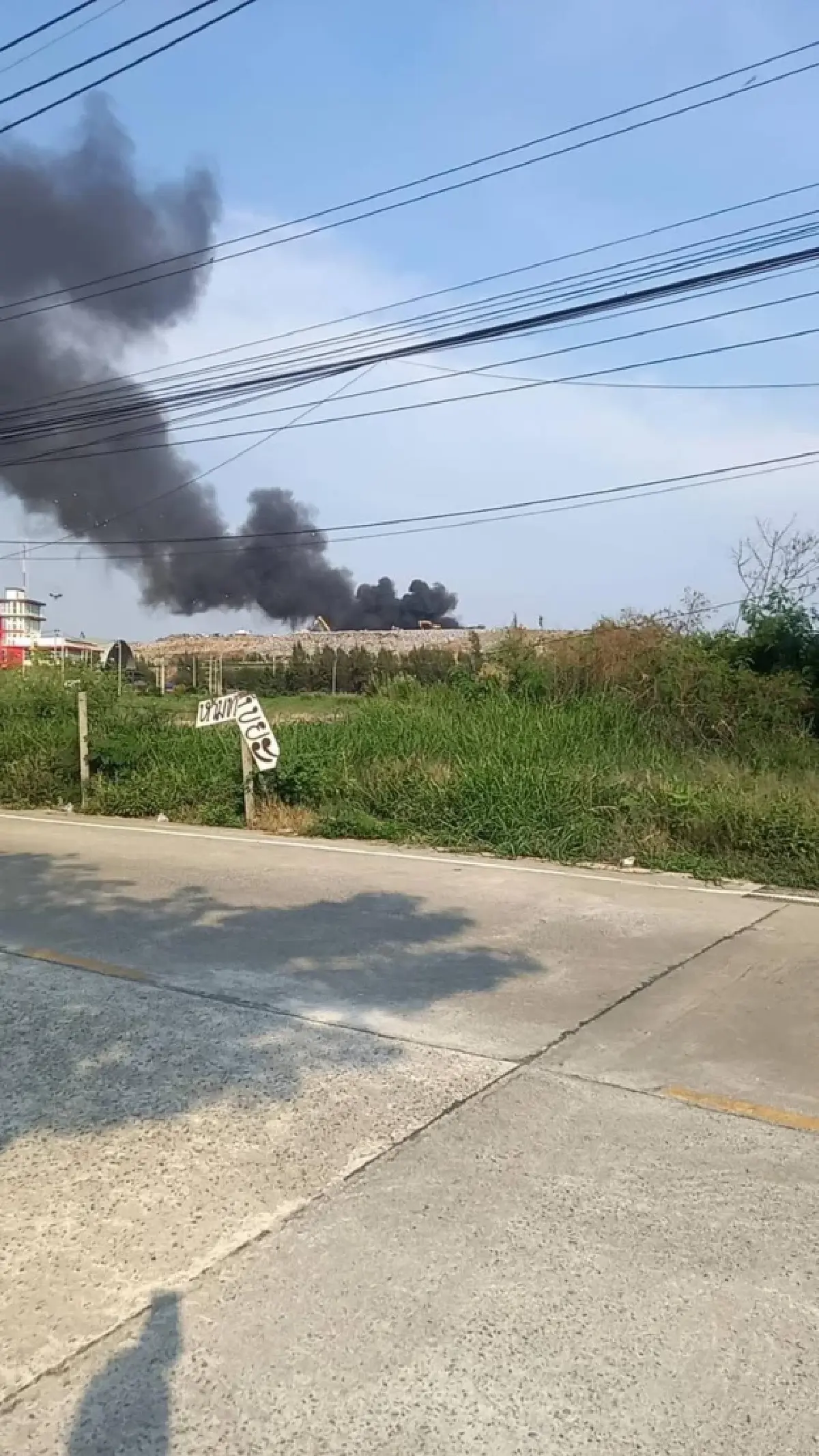 เกิดเหตุไฟไหม้บ่อขยะ ซ.ขจรวิทย์ ถ.แพรกษา เร่งฉีดน้ำสกัด