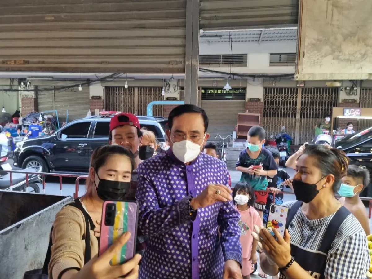 "นายกฯ" เดินชอปปิง เช็คเรทติ้ง ตลาดสะพานขาว คุยพ่อค้า แม่ค้า รับฟังปัญหา