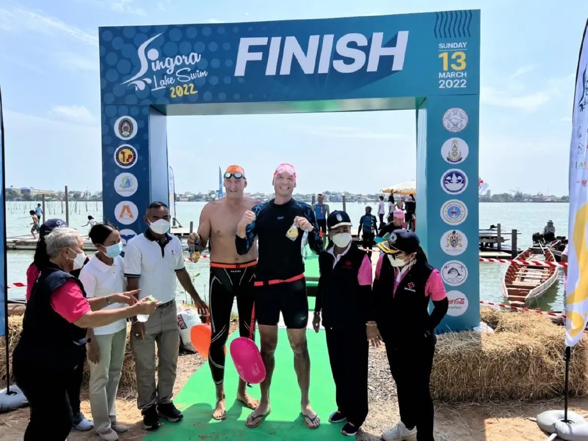 "กรณ์" โชว์ฟิต ว่ายน้ำข้ามทะเลสาบสงขลา 2 กม. โปรโมทการท่องเที่ยว