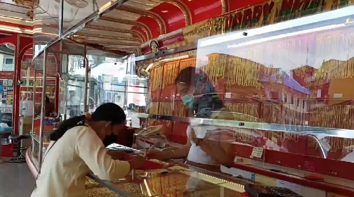 เช็ค "ราคาทองวันนี้ล่าสุด" ชาวตรังแห่นำทองขายเก็งกำไรคึกคัก