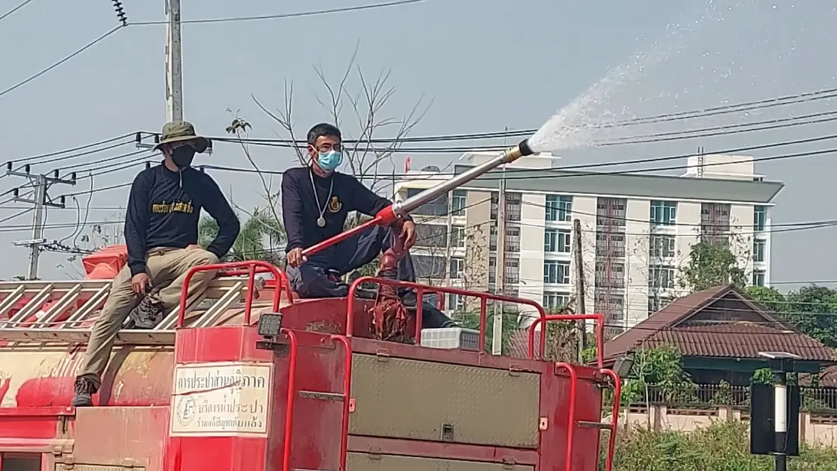 แม่สอดเผาหนัก PM2.5 กระทบประชาชน ระดมรถบรรทุกน้ำ 7 คัน ฉีดพ่น