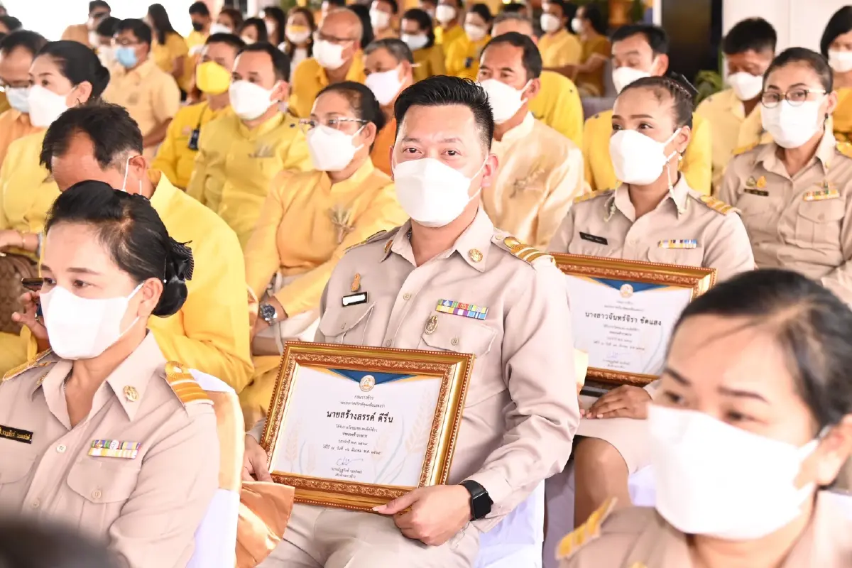 มอบโล่และประกาศเกียรติคุณแก่ขรก.ดีเด่น คนดีศรีข้าว ปี 2564
