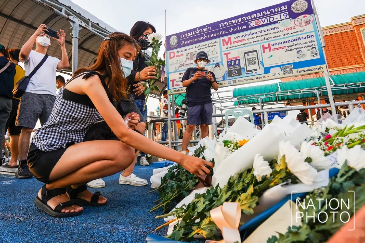 แฟนคลับแห่วางดอกไม้อาลัย "แตงโม นิดา"