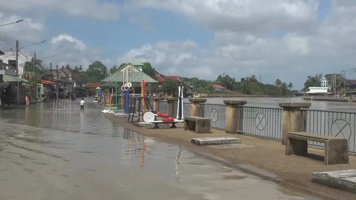 "สถานการณ์น้ำท่วม" แม่น้ำปัตตานีวิกฤติ มวลน้ำยะลาไหลสมทบ