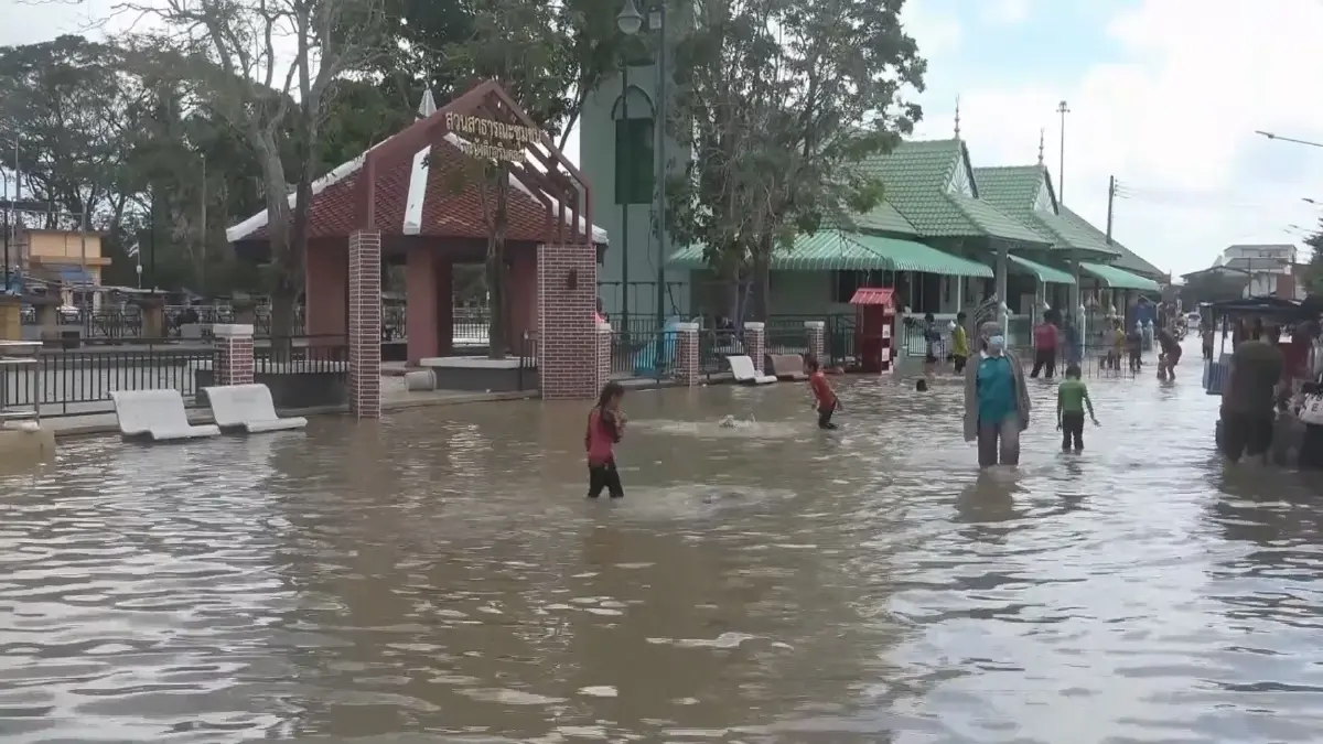 "สถานการณ์น้ำท่วม" แม่น้ำปัตตานีวิกฤติ มวลน้ำยะลาไหลสมทบ