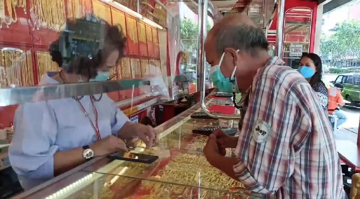 เช็ค "ราคาทองวันนี้ล่าสุด" ชาวตรังแห่นำทองขายเก็งกำไรคึกคัก
