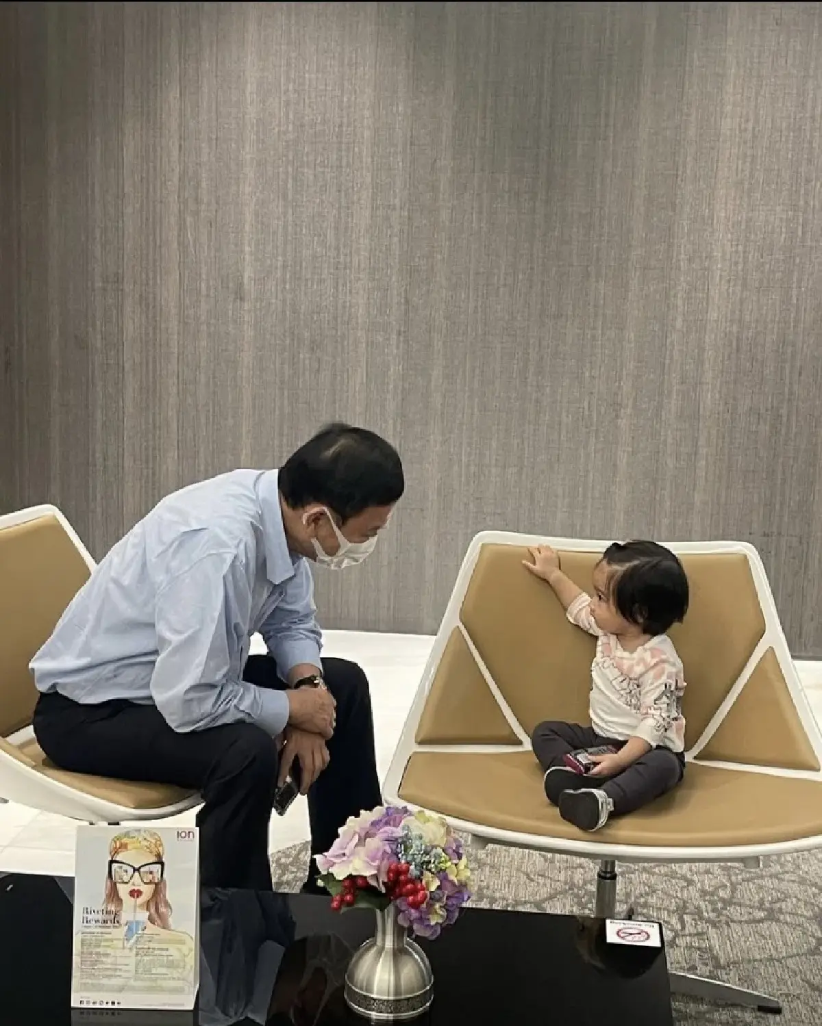 "อุ๊งอิ๊ง" อวดรูป "ทักษิณ-ยิ่งลักษณ์" เผย เห่อหลาน เสียดาย บินไปหาแค่3คืน
