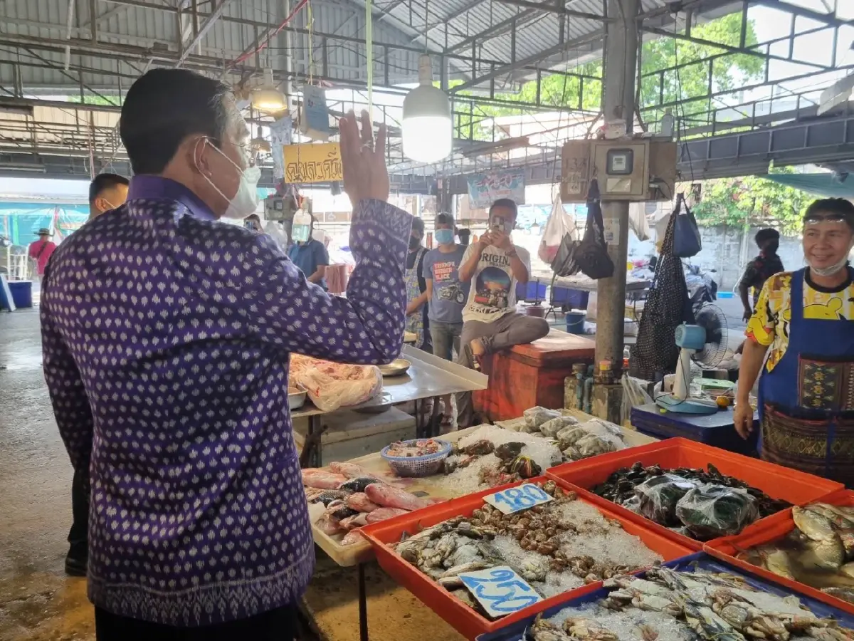 "นายกฯ" เดินชอปปิง เช็คเรทติ้ง ตลาดสะพานขาว คุยพ่อค้า แม่ค้า รับฟังปัญหา