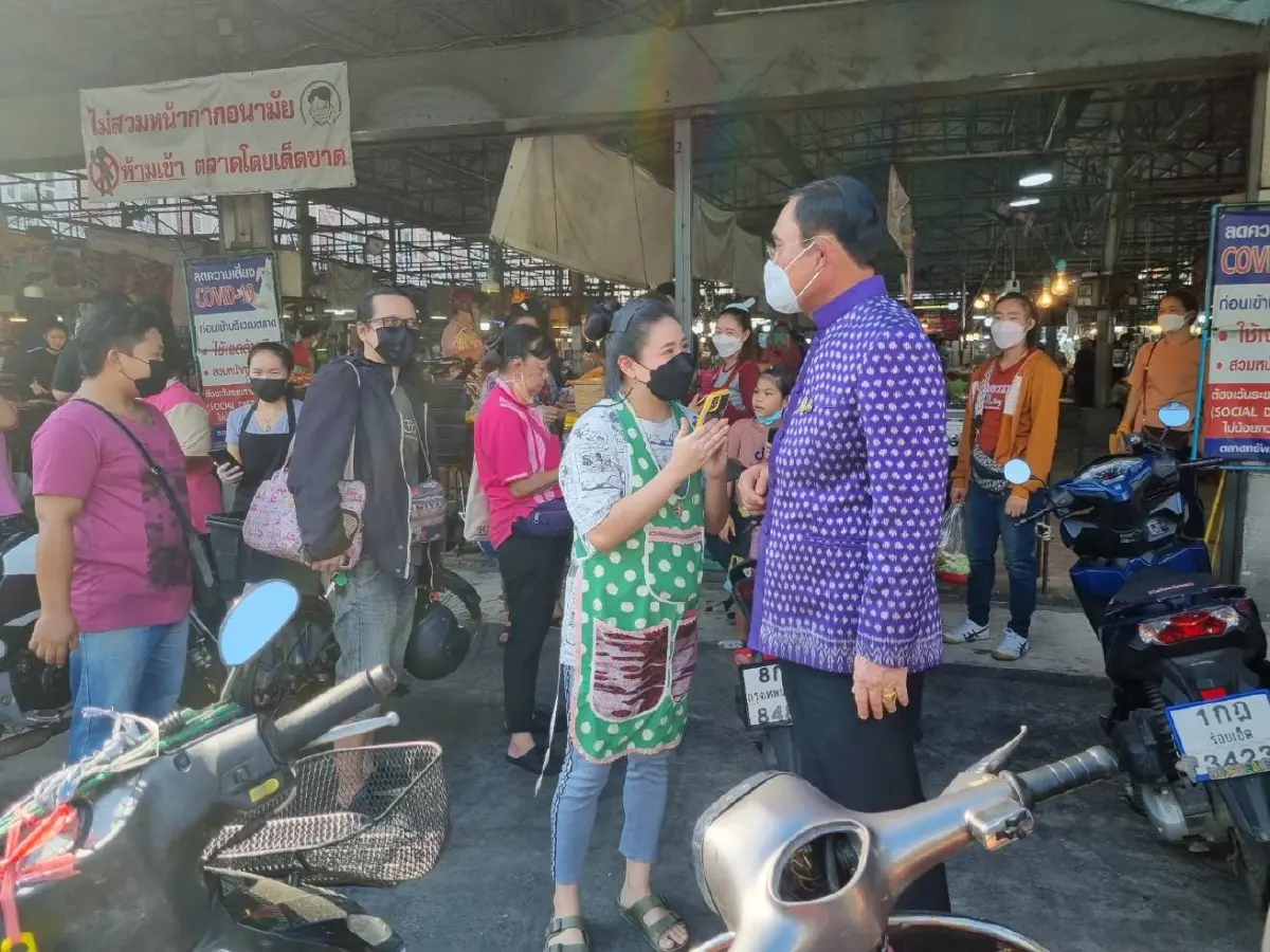 "นายกฯ" เดินชอปปิง เช็คเรทติ้ง ตลาดสะพานขาว คุยพ่อค้า แม่ค้า รับฟังปัญหา
