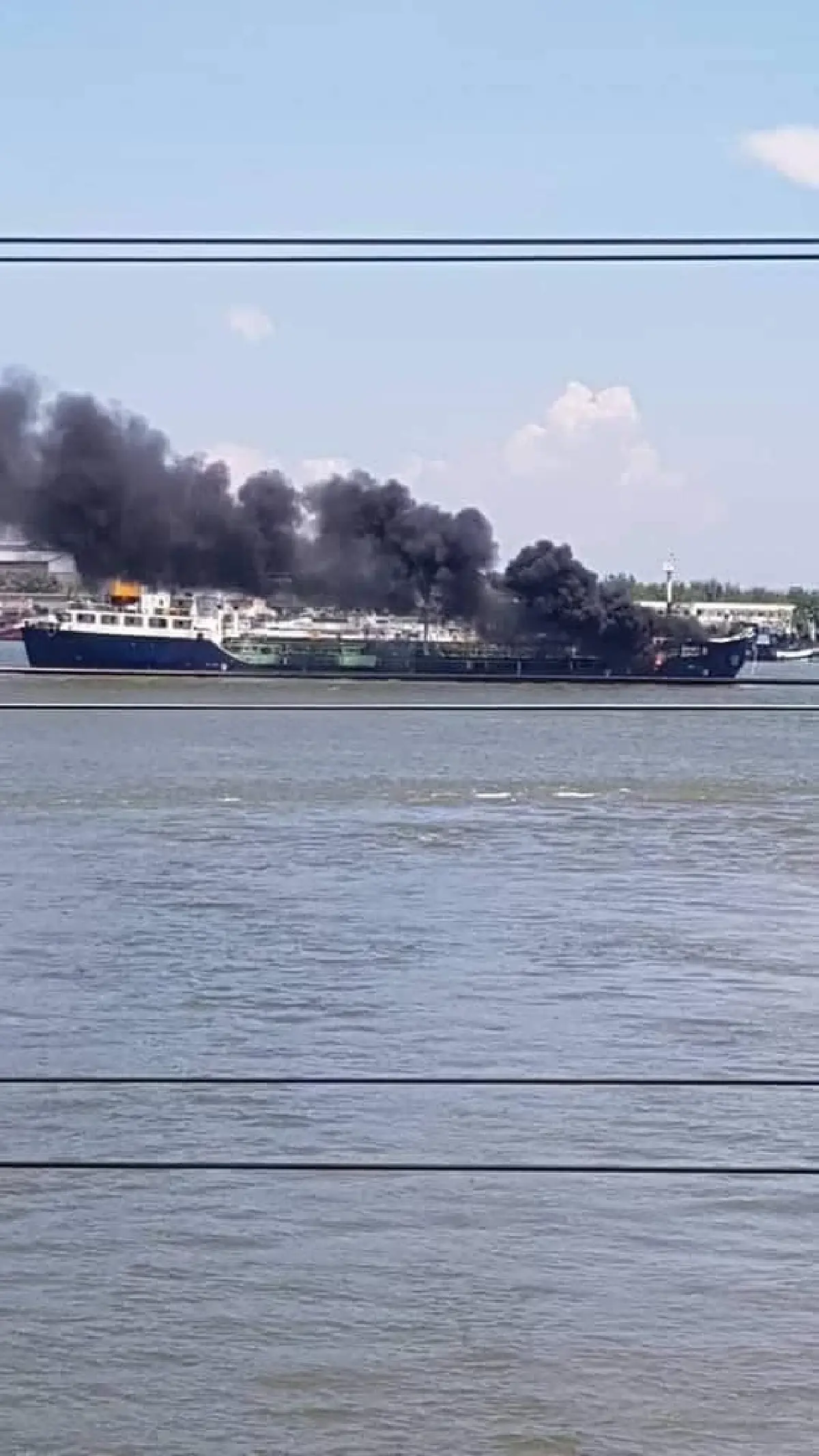 ด่วน! เกิดเหตุเรือบรรทุกสินค้า ถังน้ำมันระเบิด บริเวณกลางแม่น้ำเจ้าพระยา