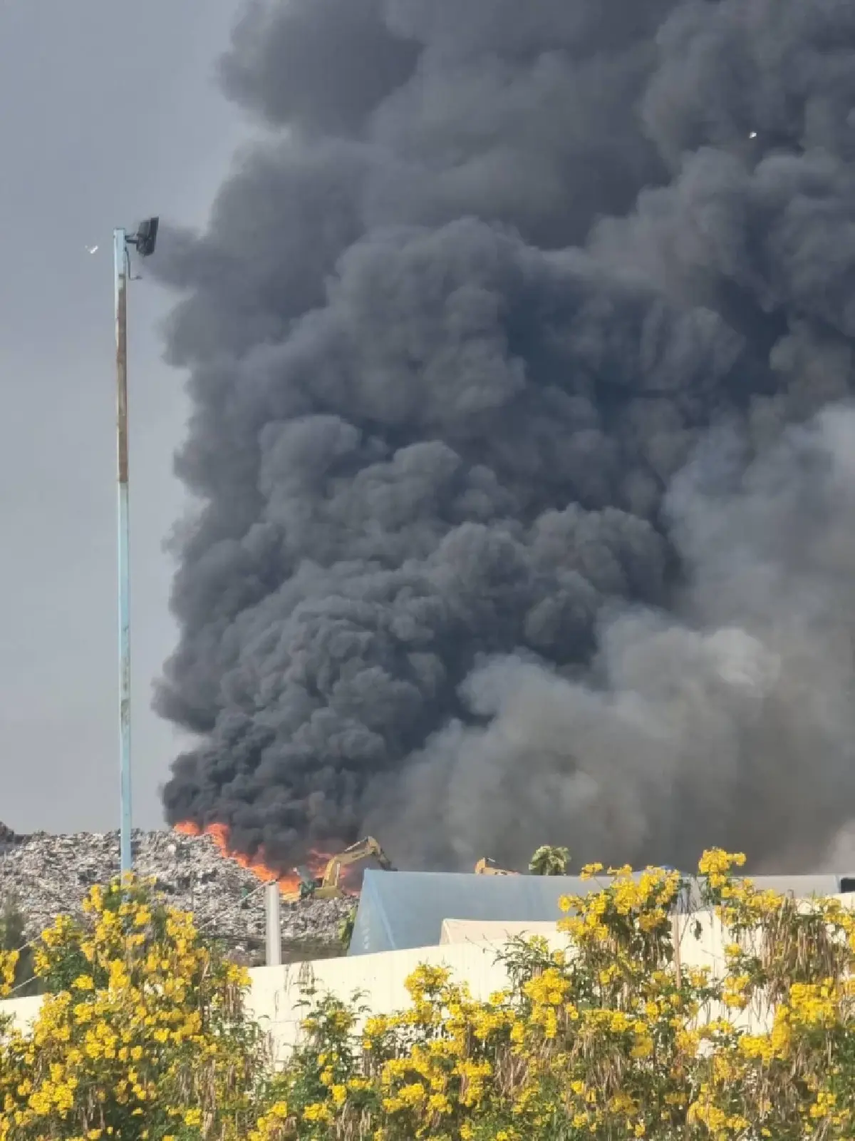 เกิดเหตุไฟไหม้บ่อขยะ ซ.ขจรวิทย์ ถ.แพรกษา เร่งฉีดน้ำสกัด